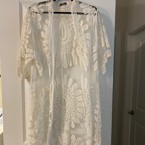 Floral embroidered white duster